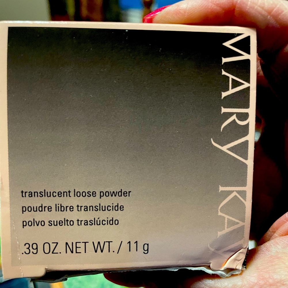 Mary Kay translucent loose powder.